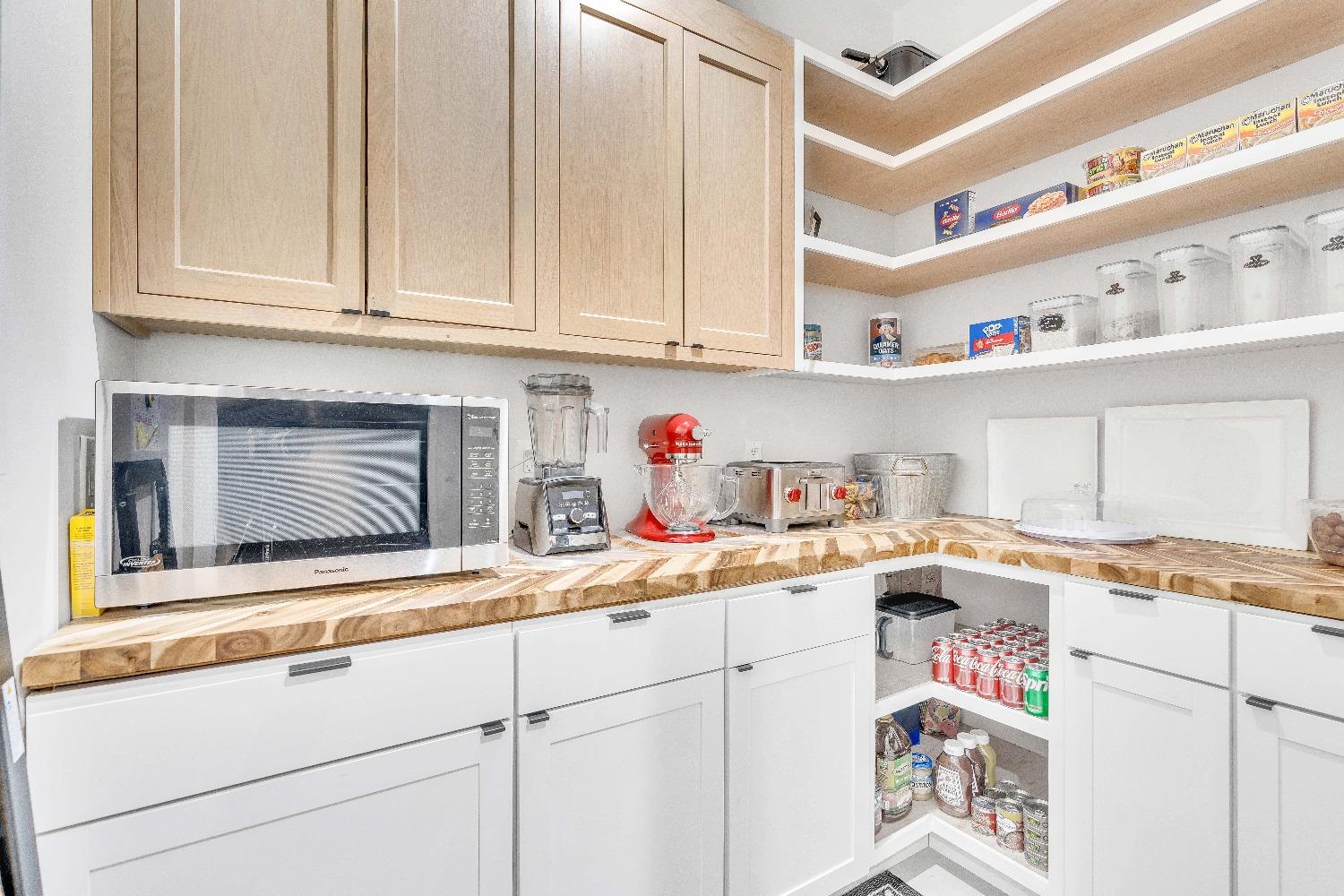 402 South Michelle Avenue Kerman, CA 93630 - Photo 28 of 70 Pantry