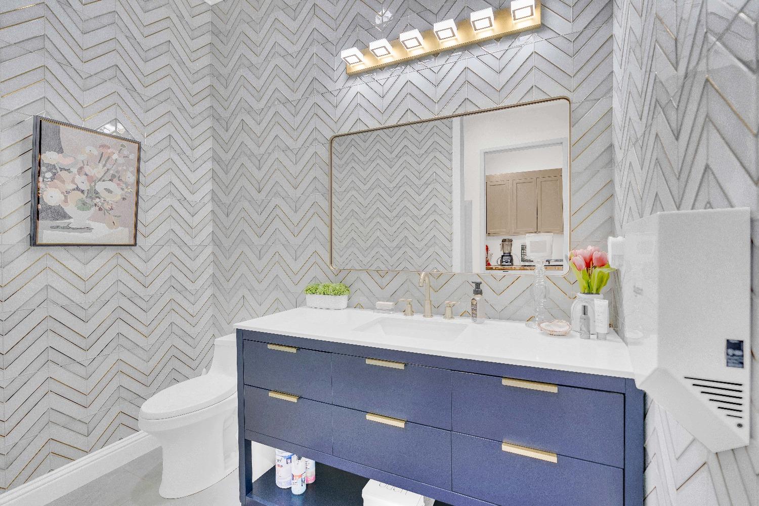 402 South Michelle Avenue Kerman, CA 93630 - Photo 29 of 70 1/2 Bath off of Kitchen