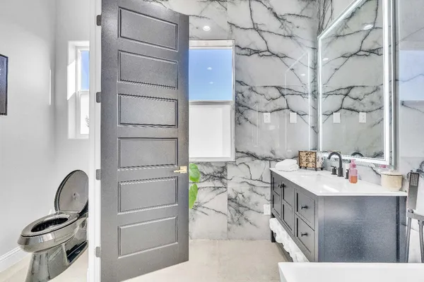 $1,250,000 | 402 South Michelle Avenue, Kerman, CA 93630