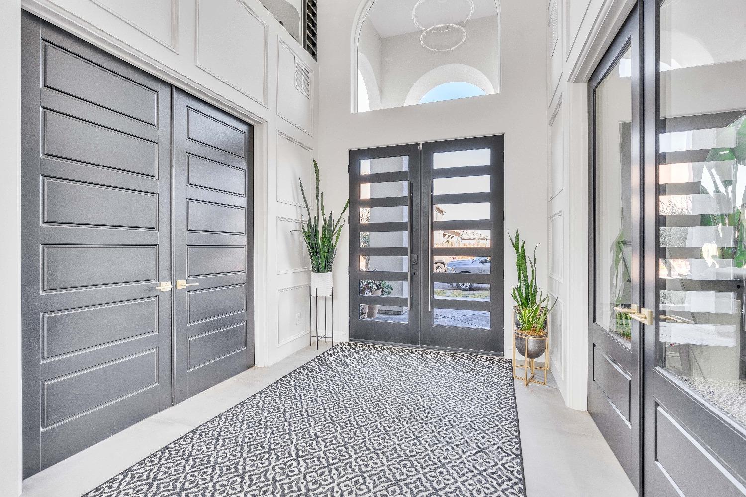 402 South Michelle Avenue Kerman, CA 93630 - Photo 10 of 70 Entrywway