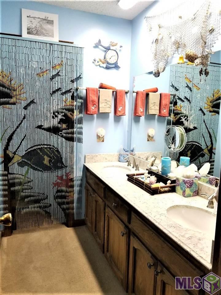 13706 Cypress Ridge Avenue Baton Rouge, LA 70817 - Photo 27 of 41 Guest Bath