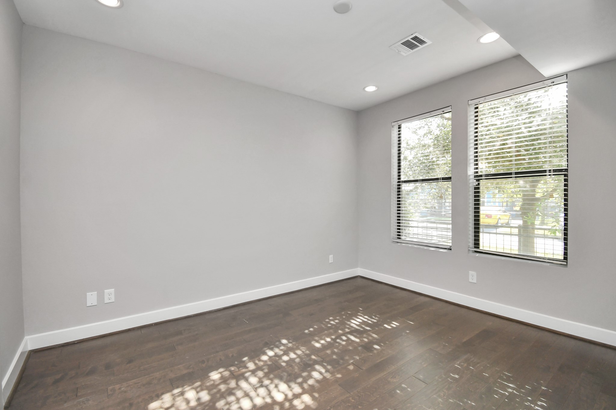 308 Palmer Street Houston, TX 77003 - Photo 13 of 36 an empty room with a window