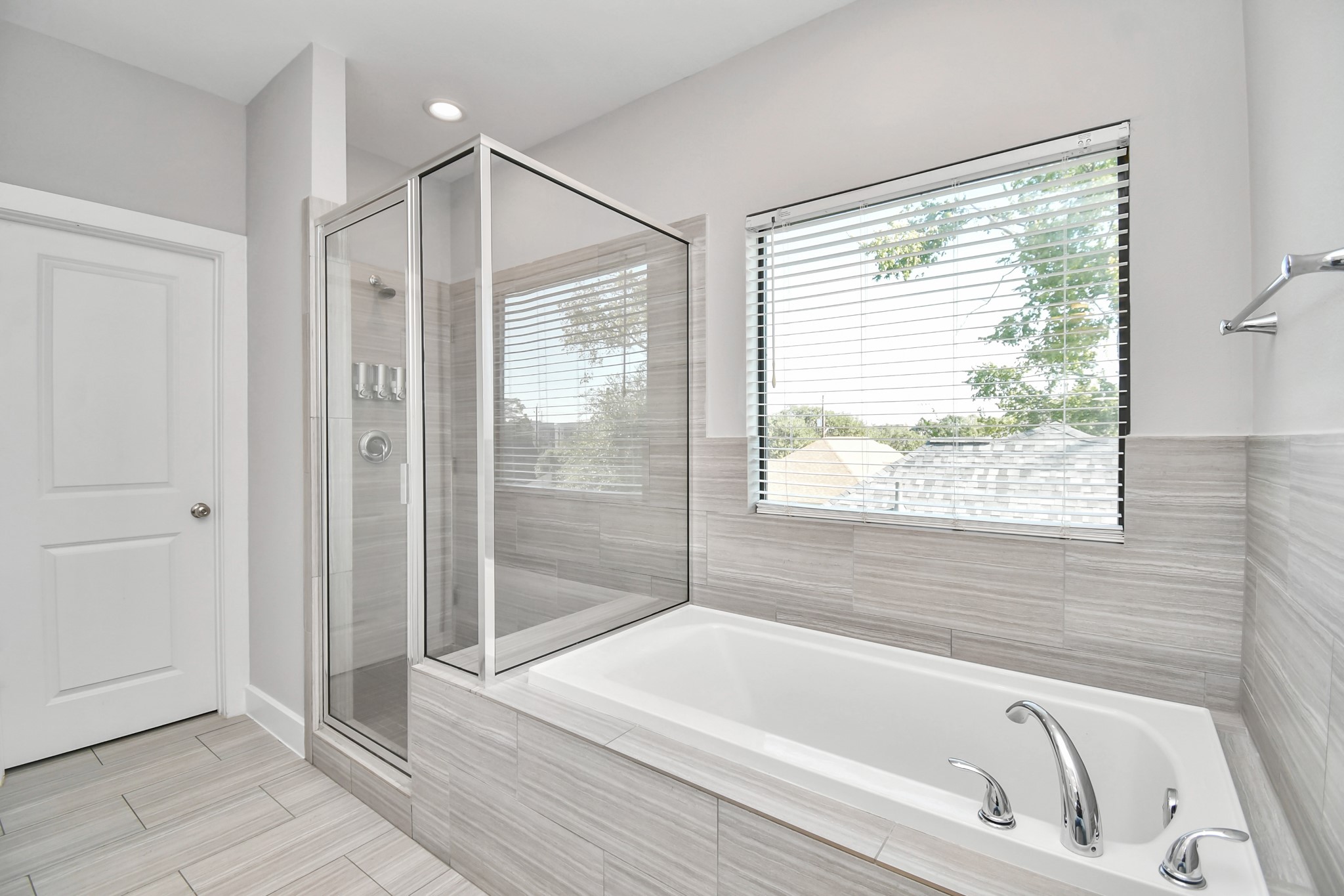 308 Palmer Street Houston, TX 77003 - Photo 24 of 36 a bathroom with a bathtub and a shower