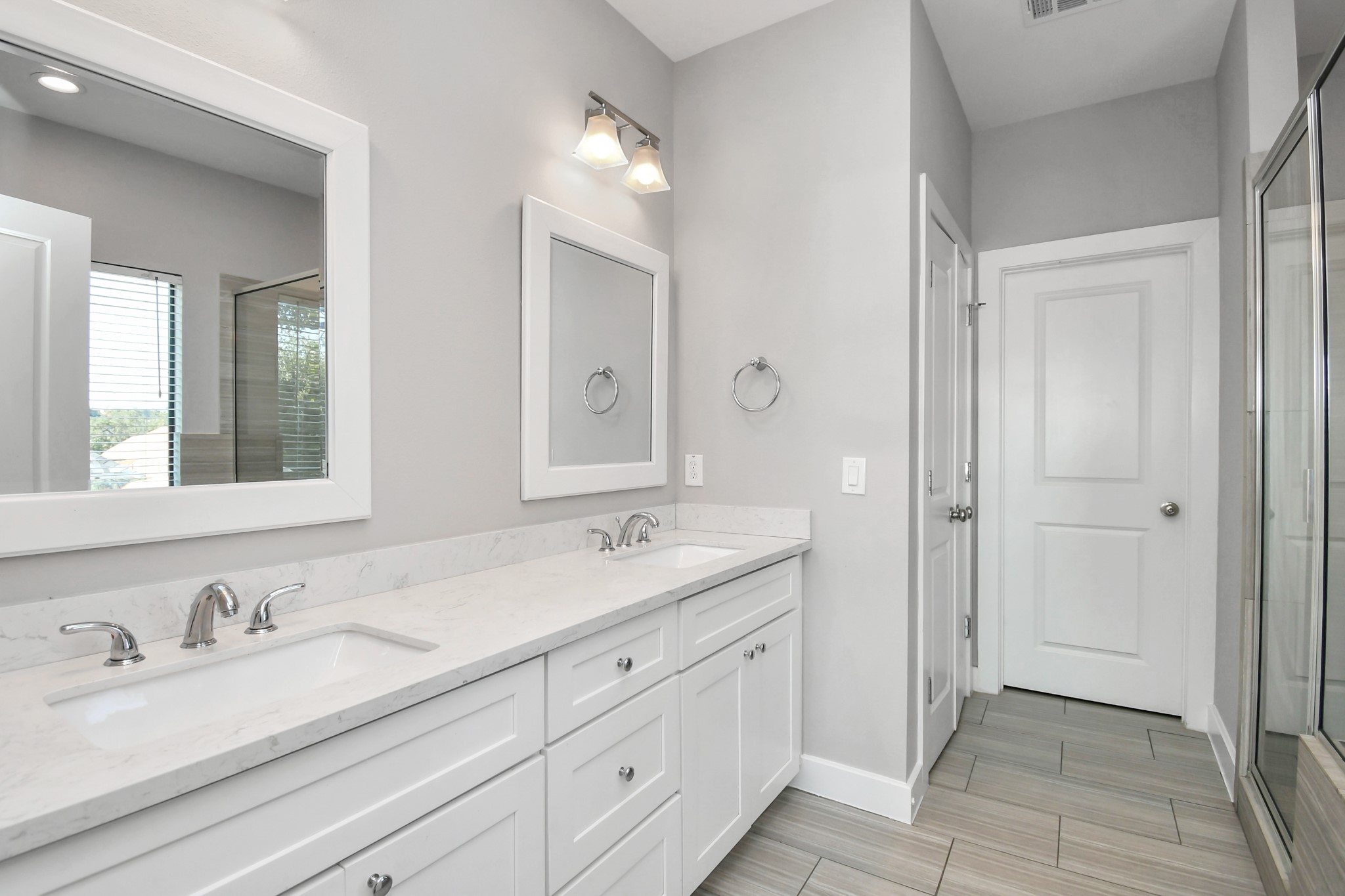 308 Palmer Street Houston, TX 77003 - Photo 25 of 36 a bathroom with double sink and a mirror