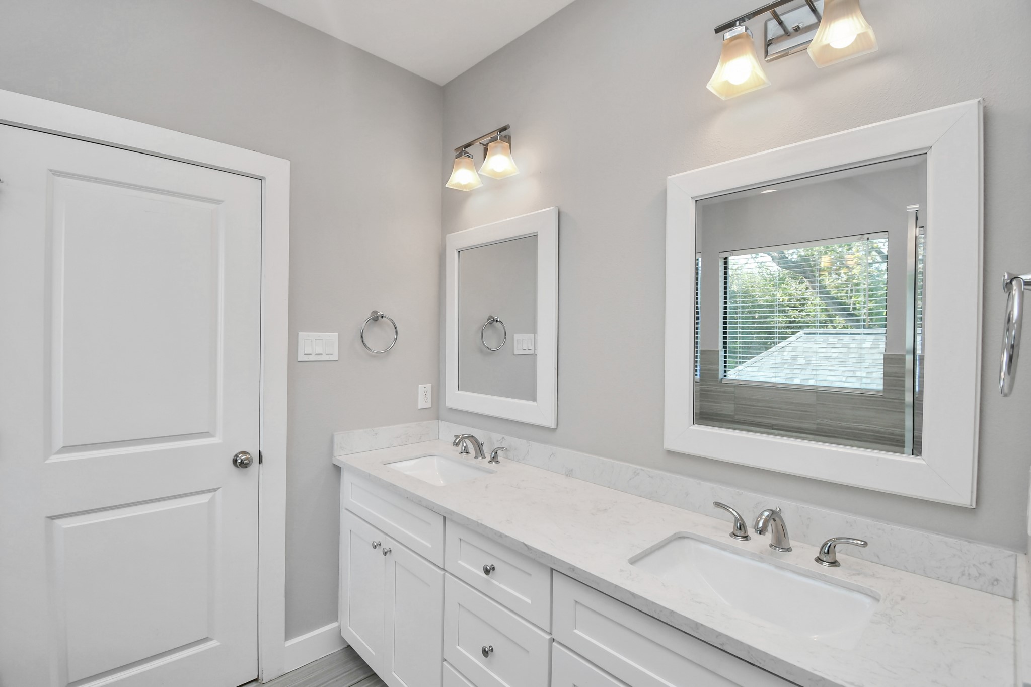 308 Palmer Street Houston, TX 77003 - Photo 26 of 36 a bathroom with 2 sink and a mirror