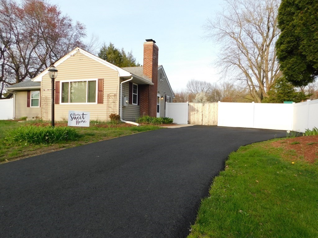 27 Newhouse Street Springfield, MA 01118 - Photo 3 of 36 Gallery Image 3