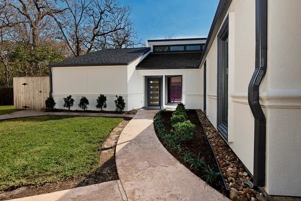 a view of a back yard of the house