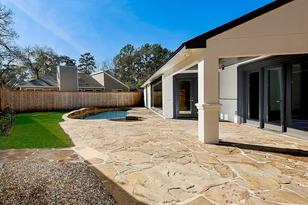a view of a house with backyard and sitting area