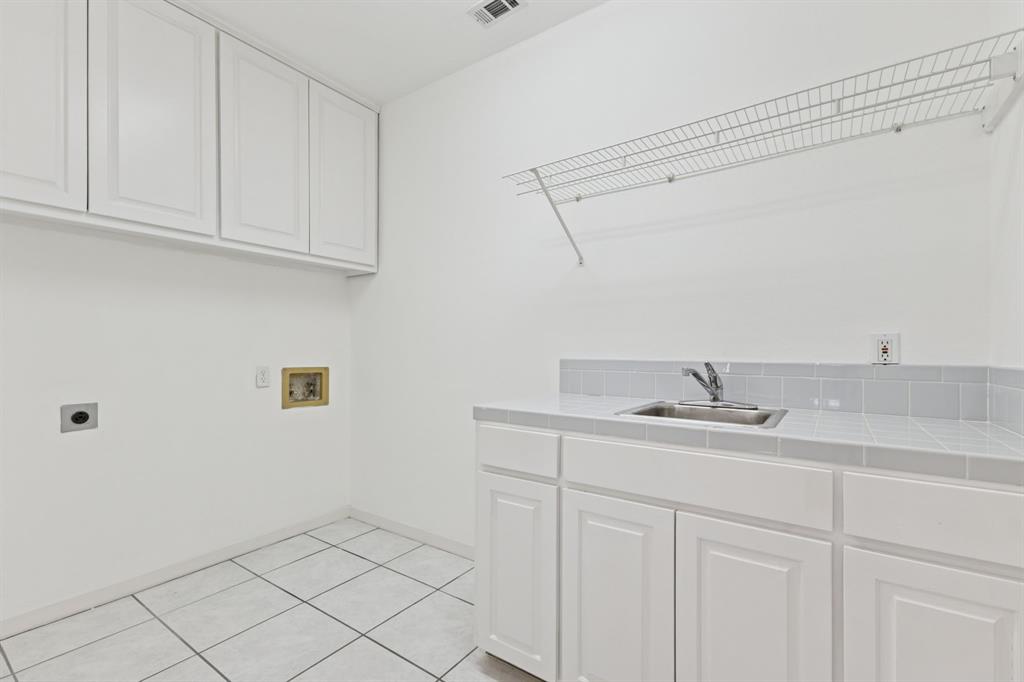 2685 Carnation Drive Richardson, TX 75082 - Photo 36 of 40 a bathroom with a sink and vanity