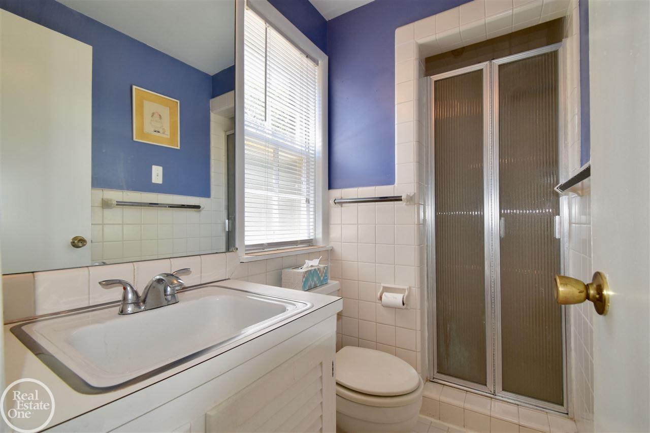 1699 Severn Road Grosse Pointe, MI 48236 - Photo 25 of 28 31384955-24.JPG