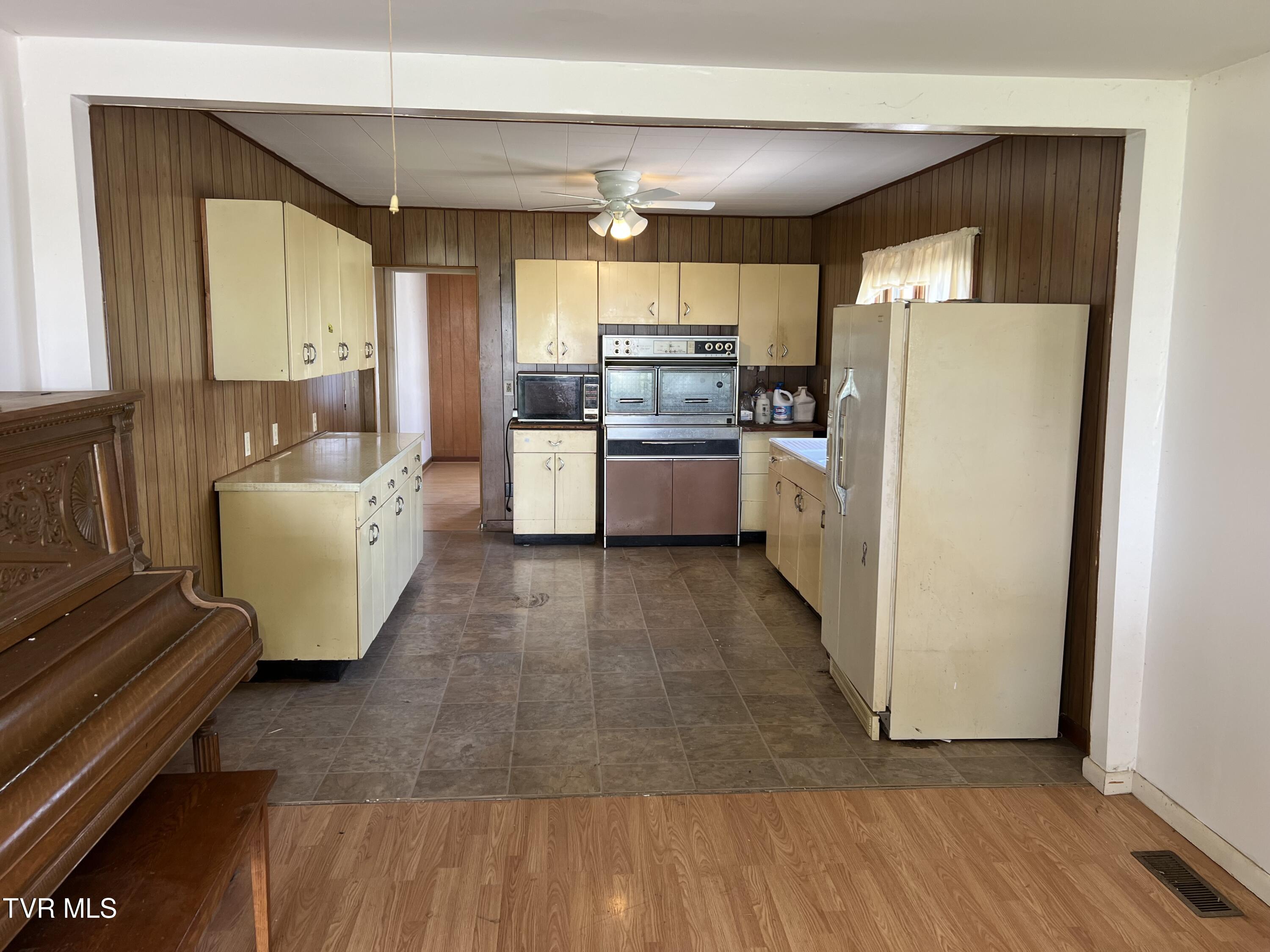 907 Riverside Avenue Kingsport, TN 37660 - Photo 11 of 35 Kitchen
