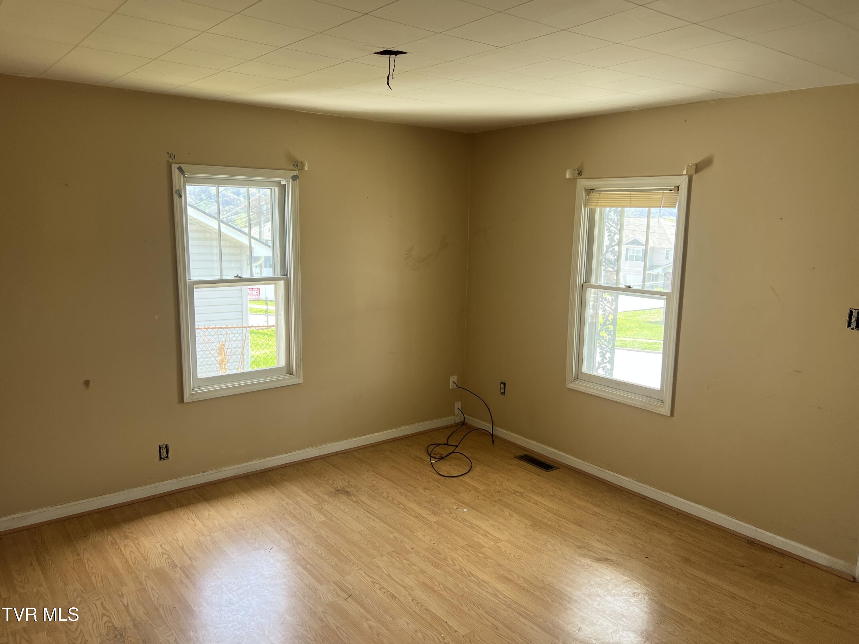 907 Riverside Avenue Kingsport, TN 37660 - Photo 12 of 35 Living Room