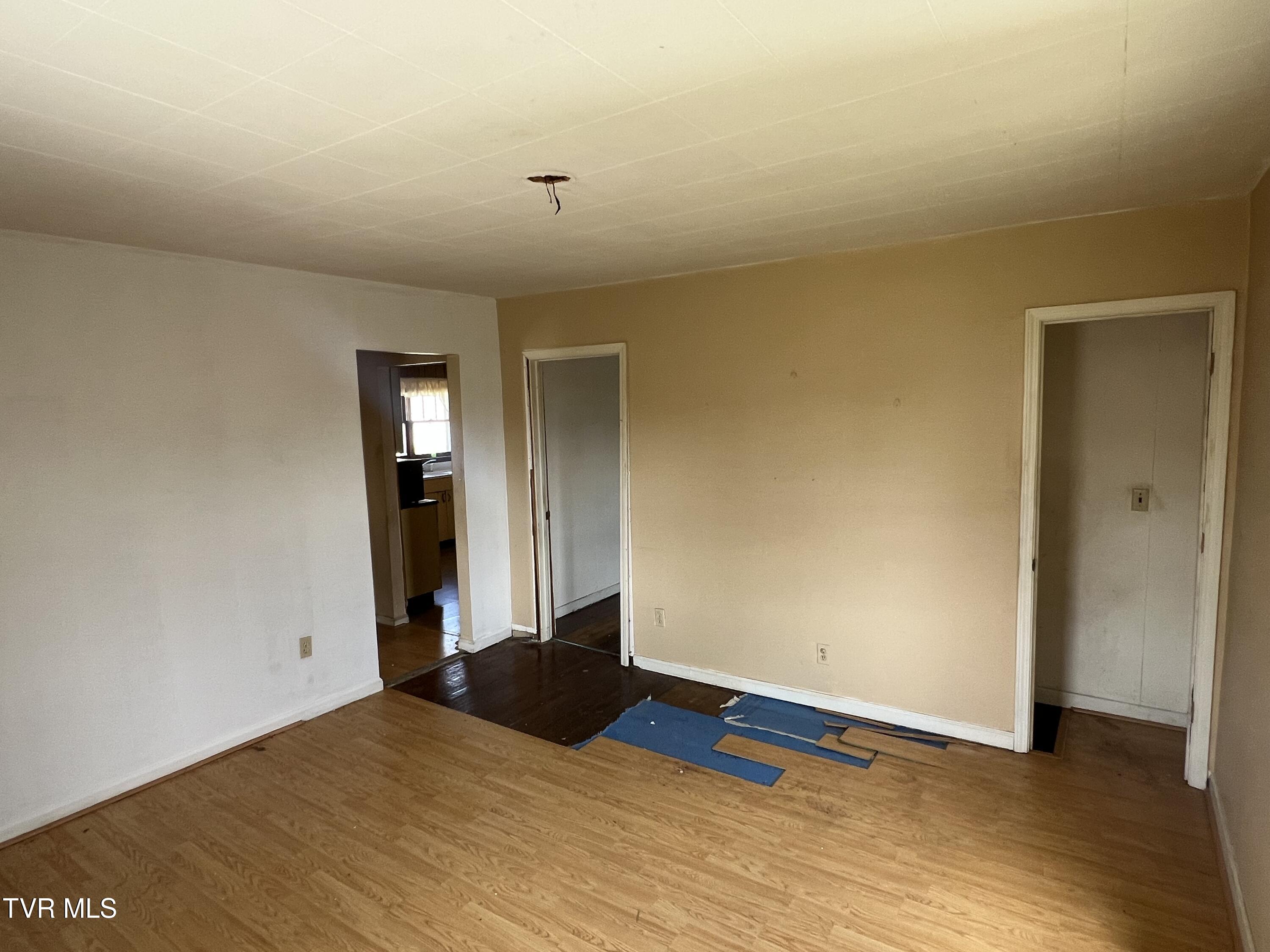 907 Riverside Avenue Kingsport, TN 37660 - Photo 13 of 35 Living Room View #2