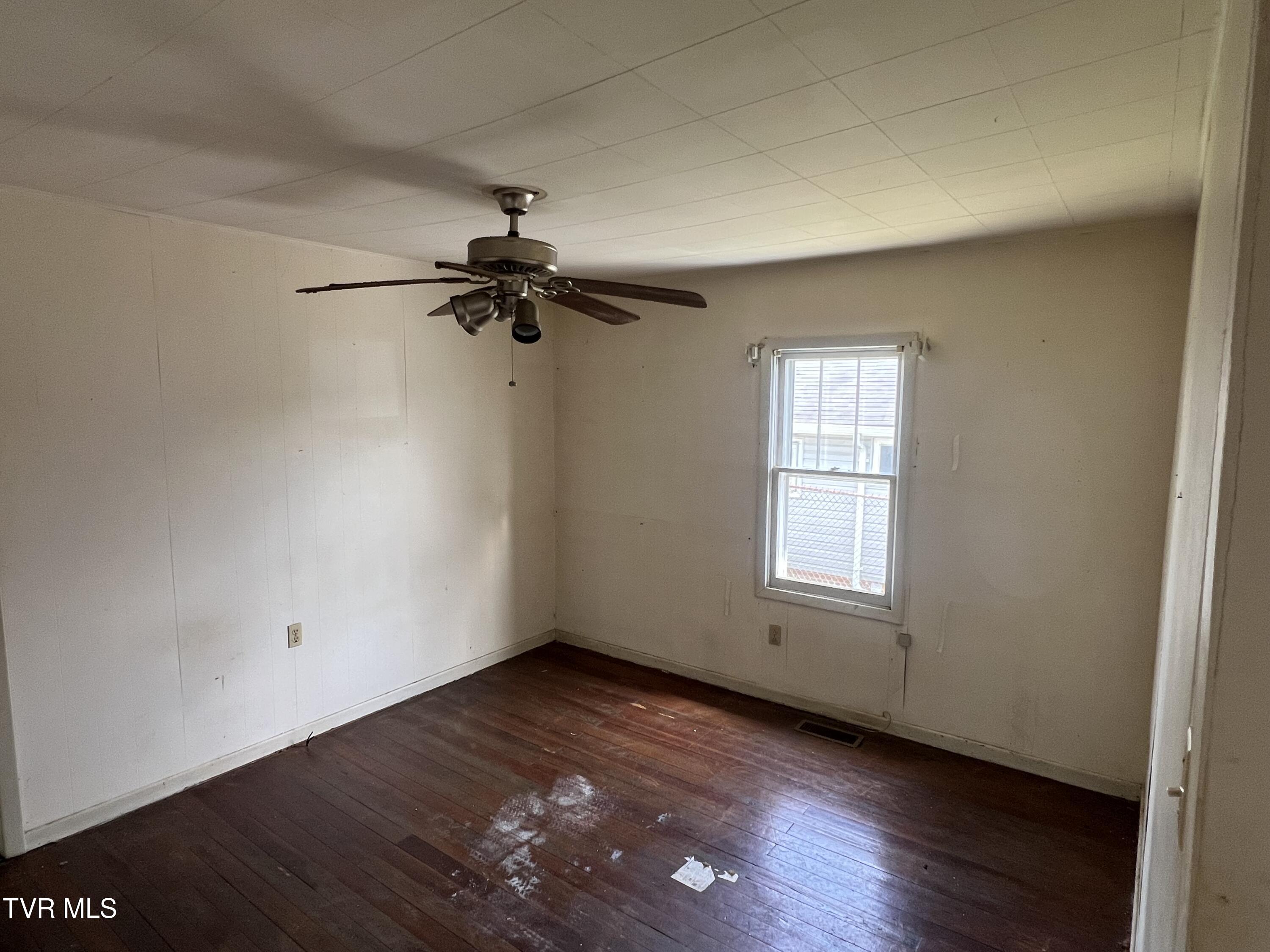 907 Riverside Avenue Kingsport, TN 37660 - Photo 14 of 35 Main Bedroom