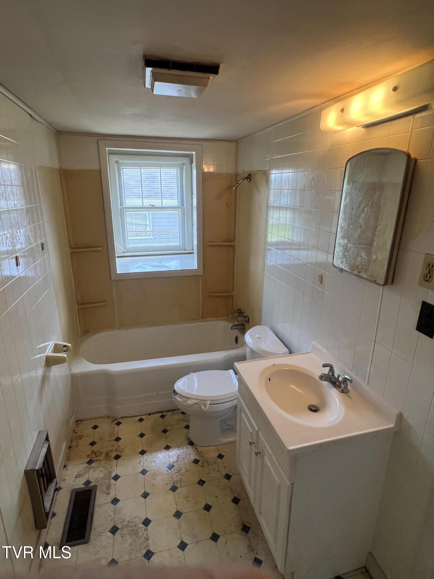 907 Riverside Avenue Kingsport, TN 37660 - Photo 15 of 35 Main Bathroom