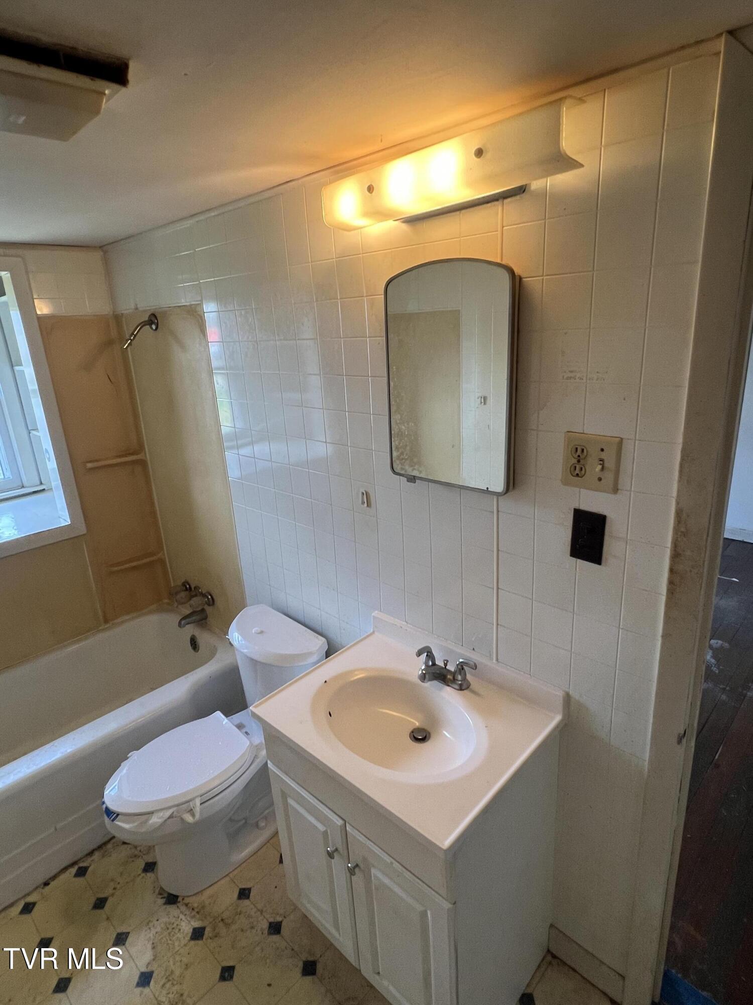 907 Riverside Avenue Kingsport, TN 37660 - Photo 16 of 35 Main Bathroom View #2