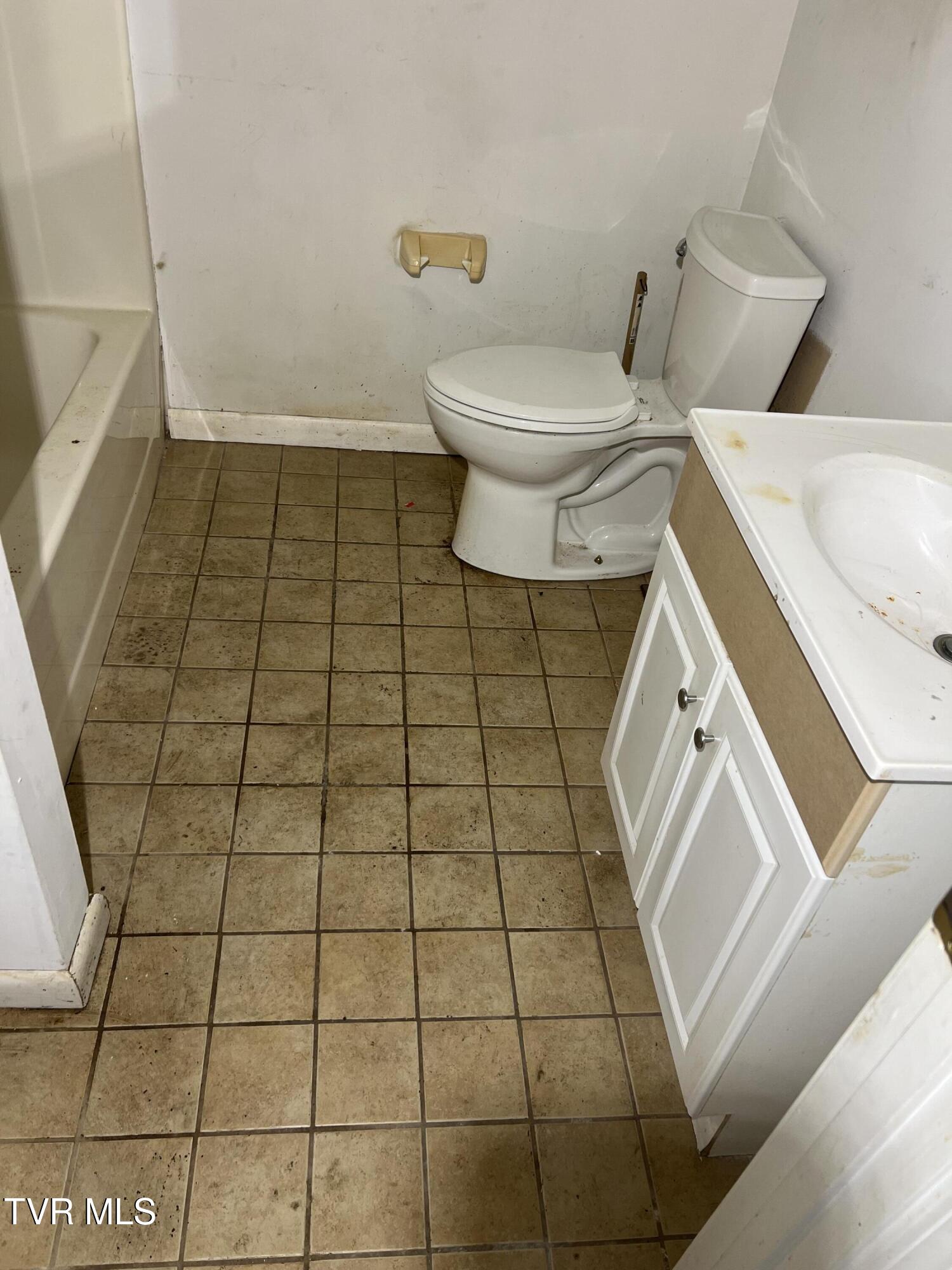 907 Riverside Avenue Kingsport, TN 37660 - Photo 22 of 35 Bathroom #2 view #2