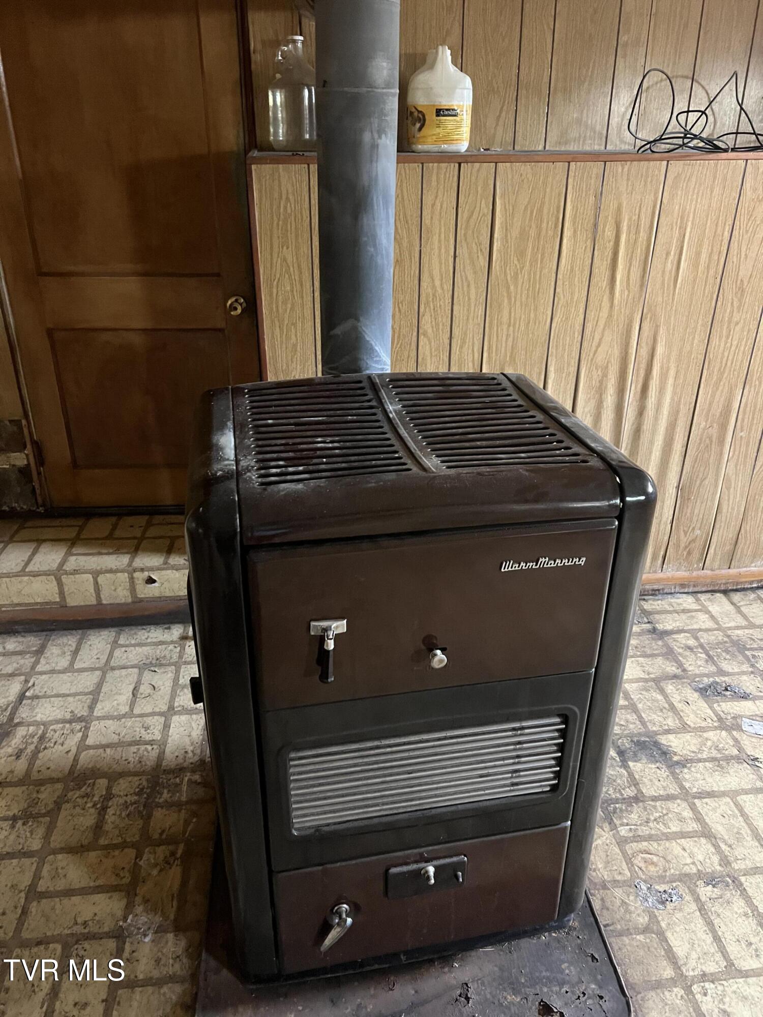 907 Riverside Avenue Kingsport, TN 37660 - Photo 29 of 35 Wood Stove In Den