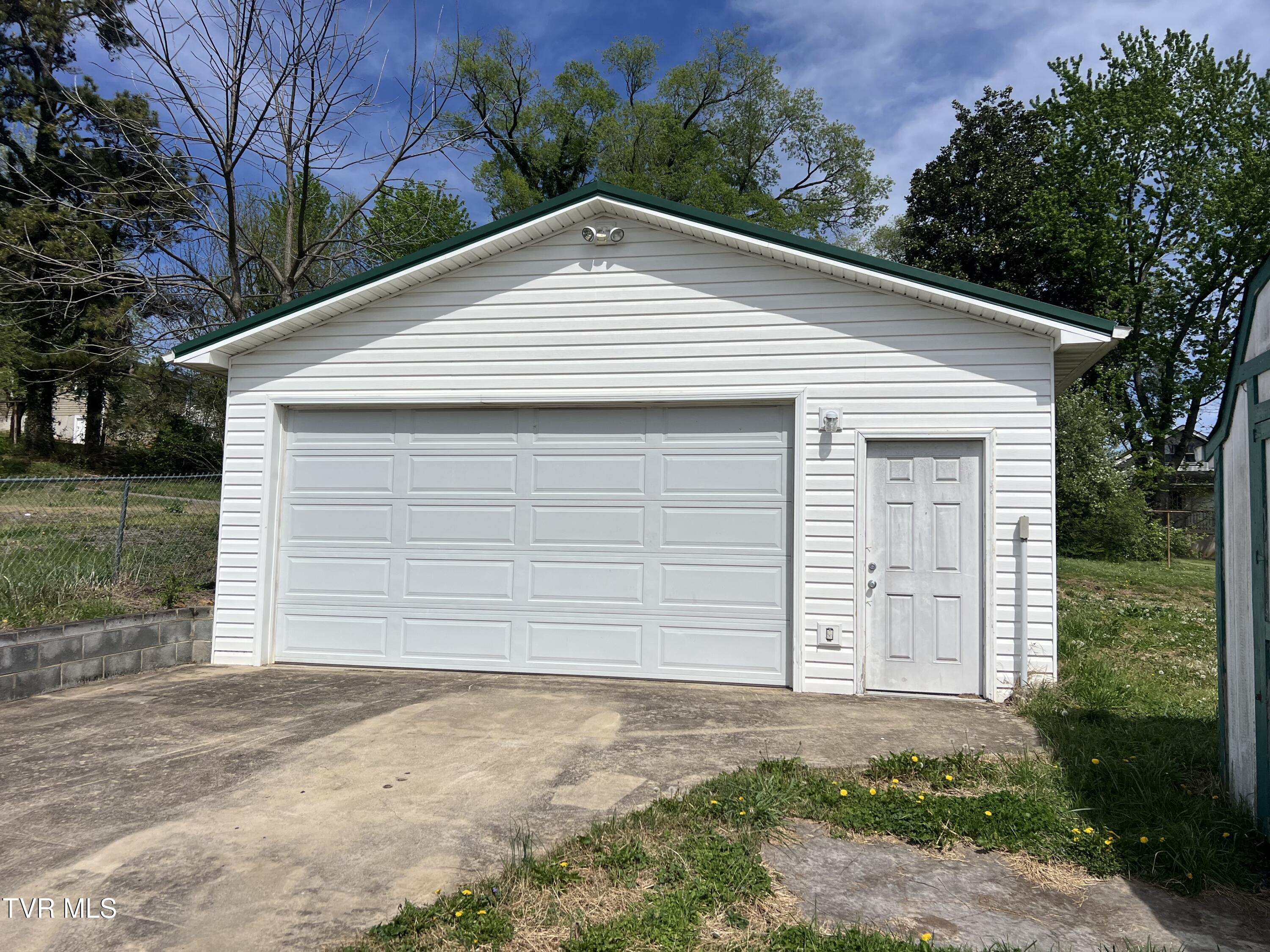 907 Riverside Avenue Kingsport, TN 37660 - Photo 4 of 35 Det. Garage Front View#2