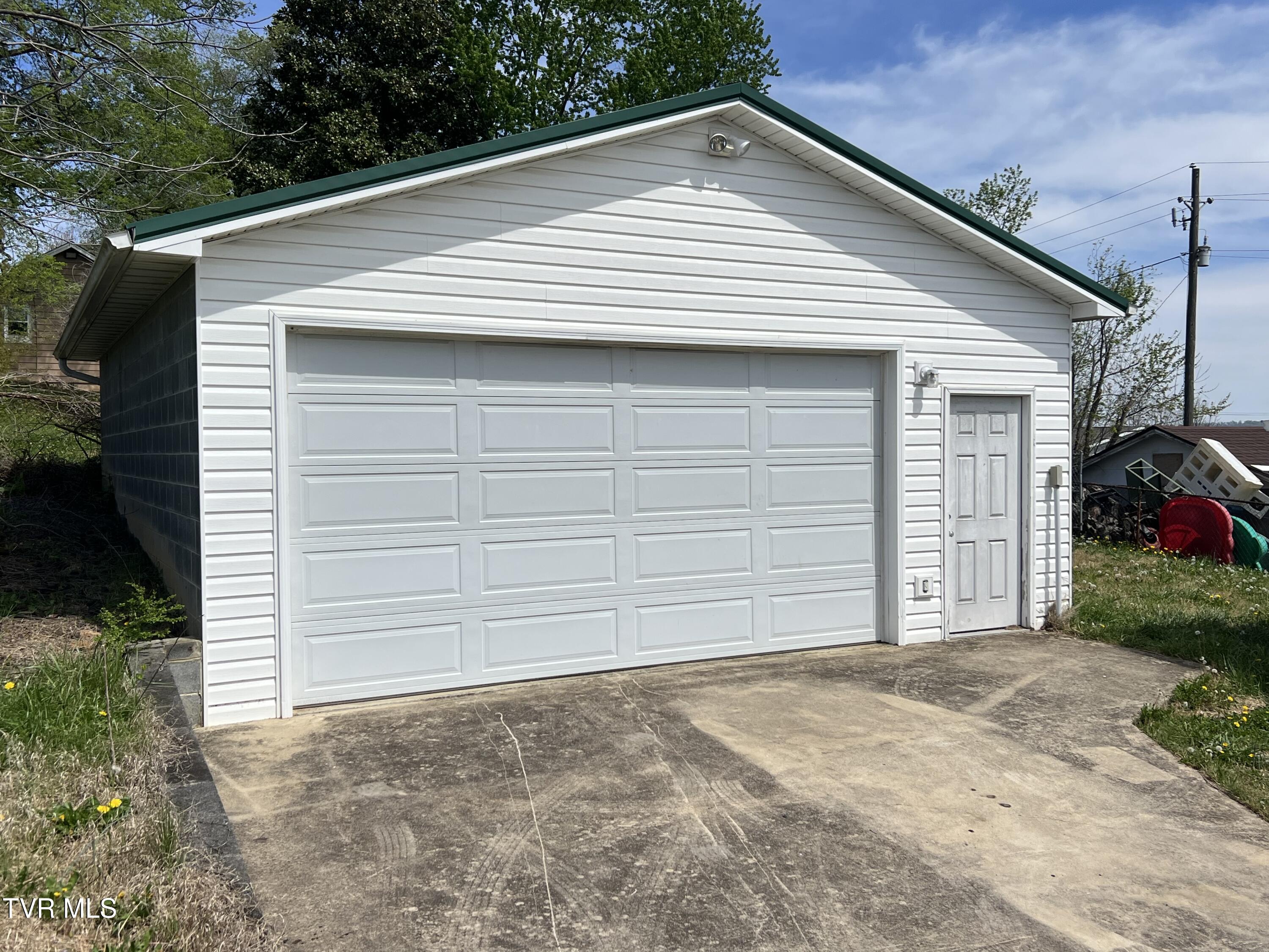 907 Riverside Avenue Kingsport, TN 37660 - Photo 5 of 35 Det. Garage Front View