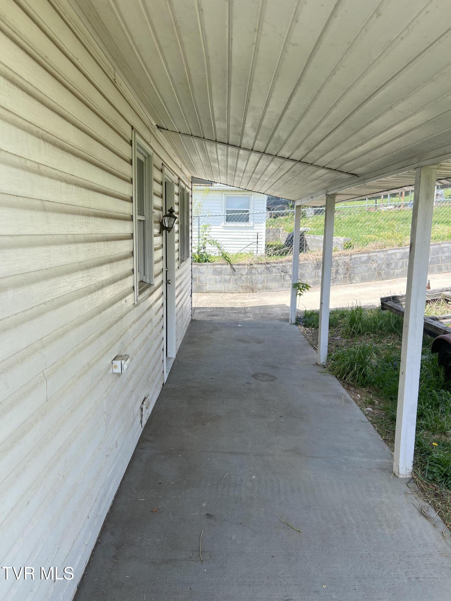 907 Riverside Avenue Kingsport, TN 37660 - Photo 7 of 35 Back Covered Patio
