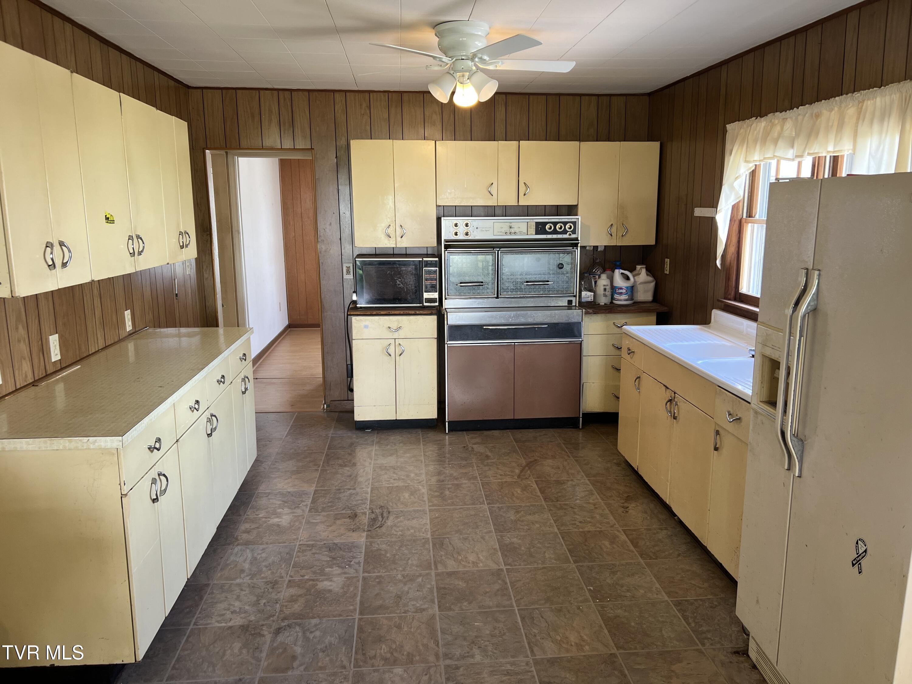 907 Riverside Avenue Kingsport, TN 37660 - Photo 9 of 35 Kitchen View #2
