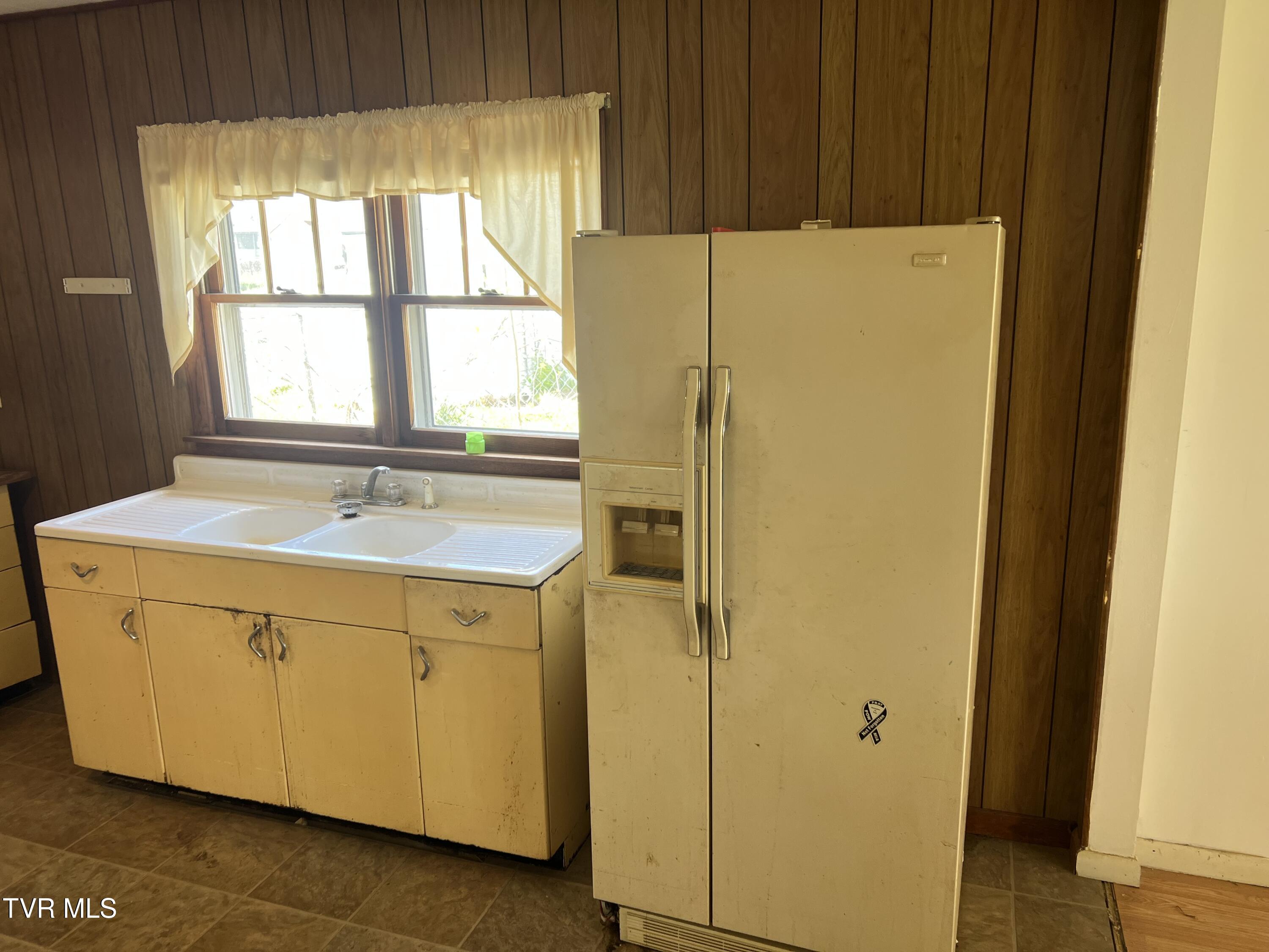 907 Riverside Avenue Kingsport, TN 37660 - Photo 10 of 35 Kitchen View #3