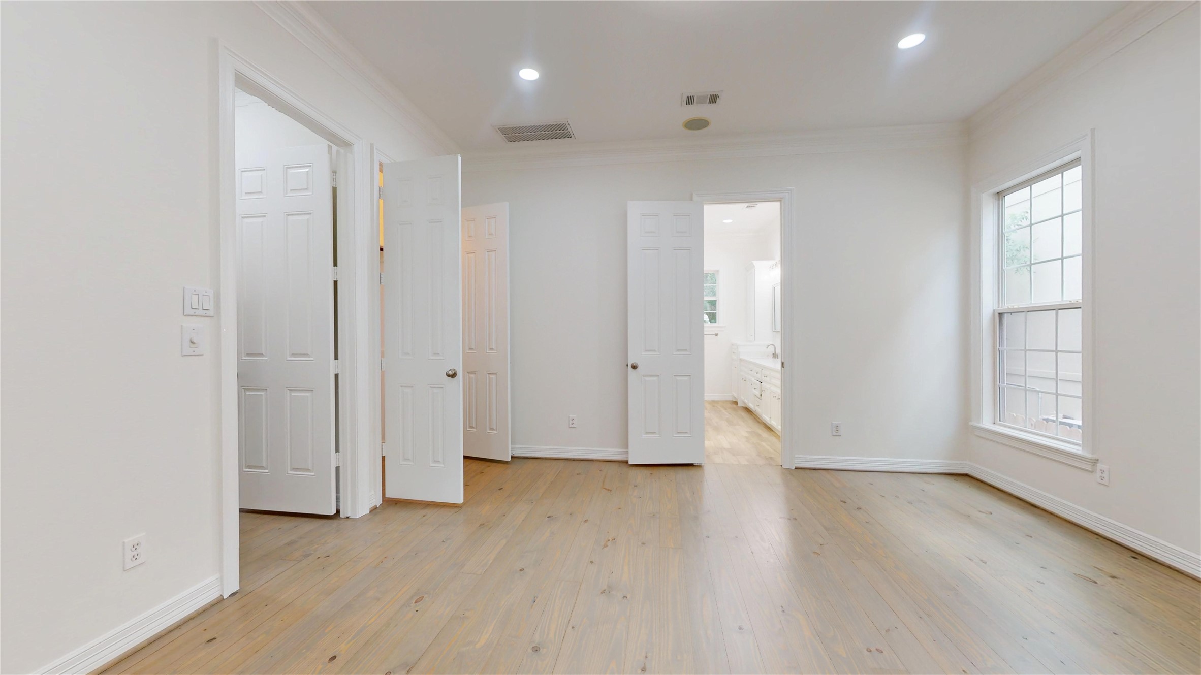 4050 Dumbarton Street Houston, TX 77025 - Photo 29 of 48 View of Primary Suite.