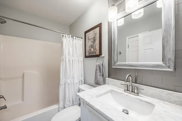 $356,000 | 21261 Bellemeade Drive, Lawrenceburg, IN 47025