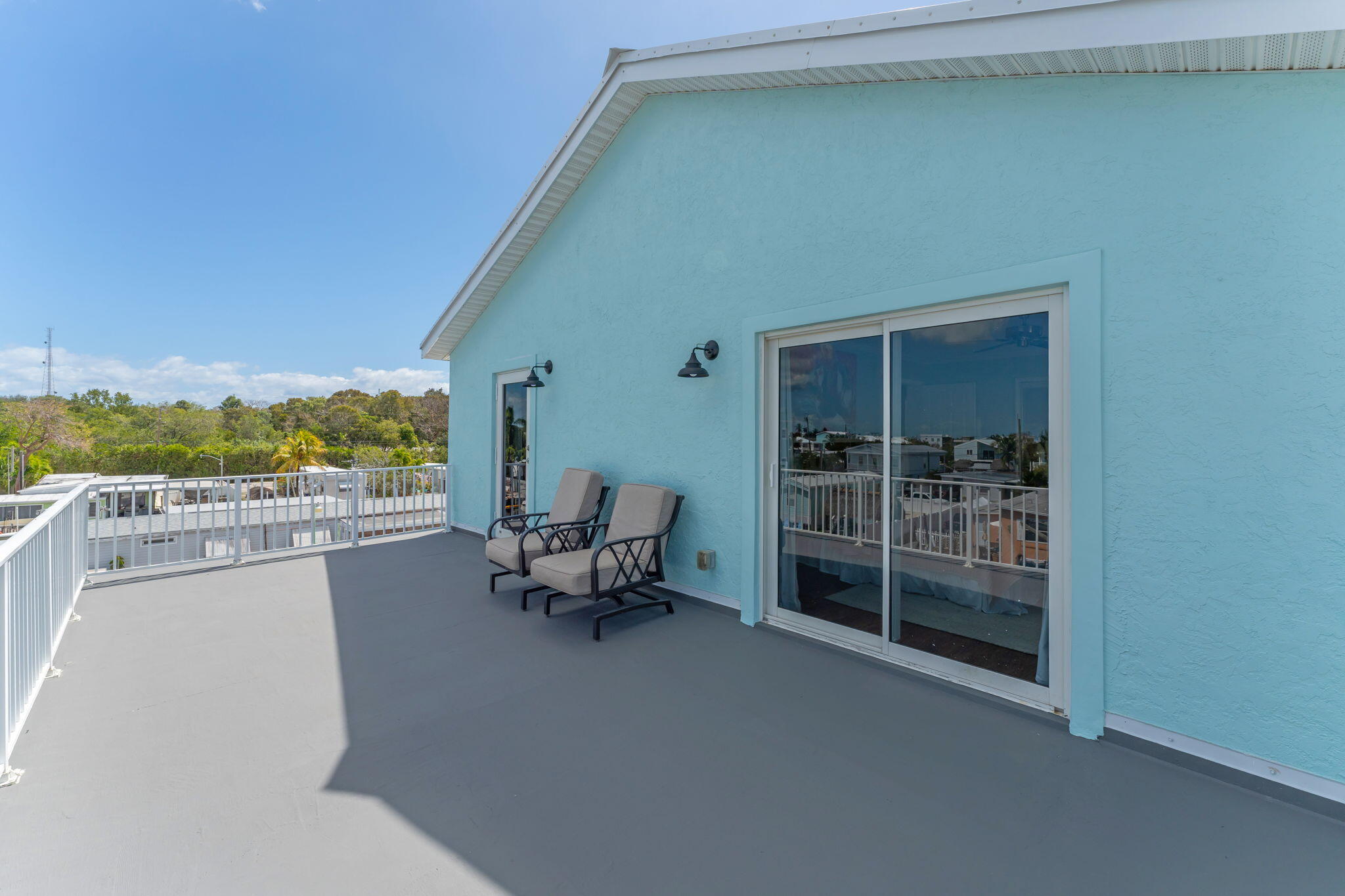 20 Pelican Road Key Largo, FL 33037 - Photo 29 of 54 Primary Bedroom Private terrace