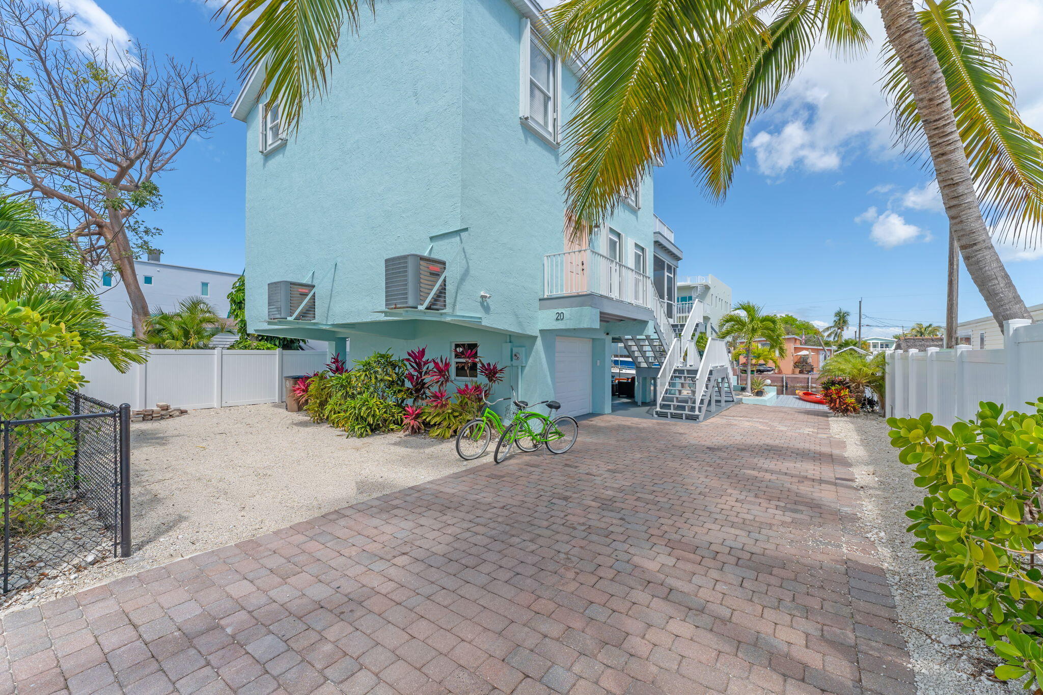 20 Pelican Road Key Largo, FL 33037 - Photo 4 of 54 Gated & Paved Entrance