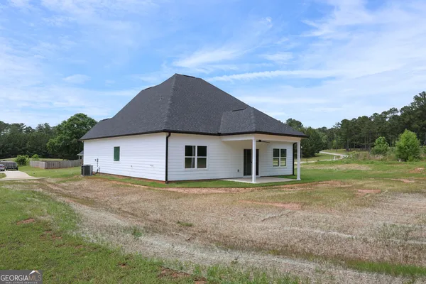a view of a yard with a house