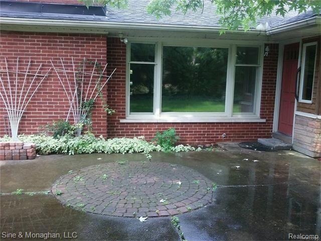 613 Hawthorne Road Grosse Pointe, MI 48236 - Photo 27 of 31 613 backyard patio.jpg
