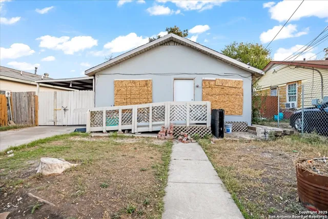 a view of a house with backyard