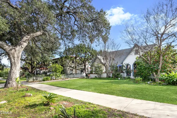a view of a house with a yard