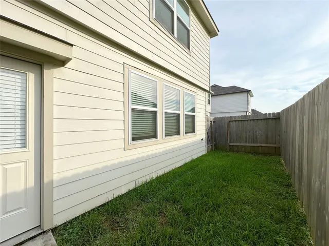 a view of a back yard