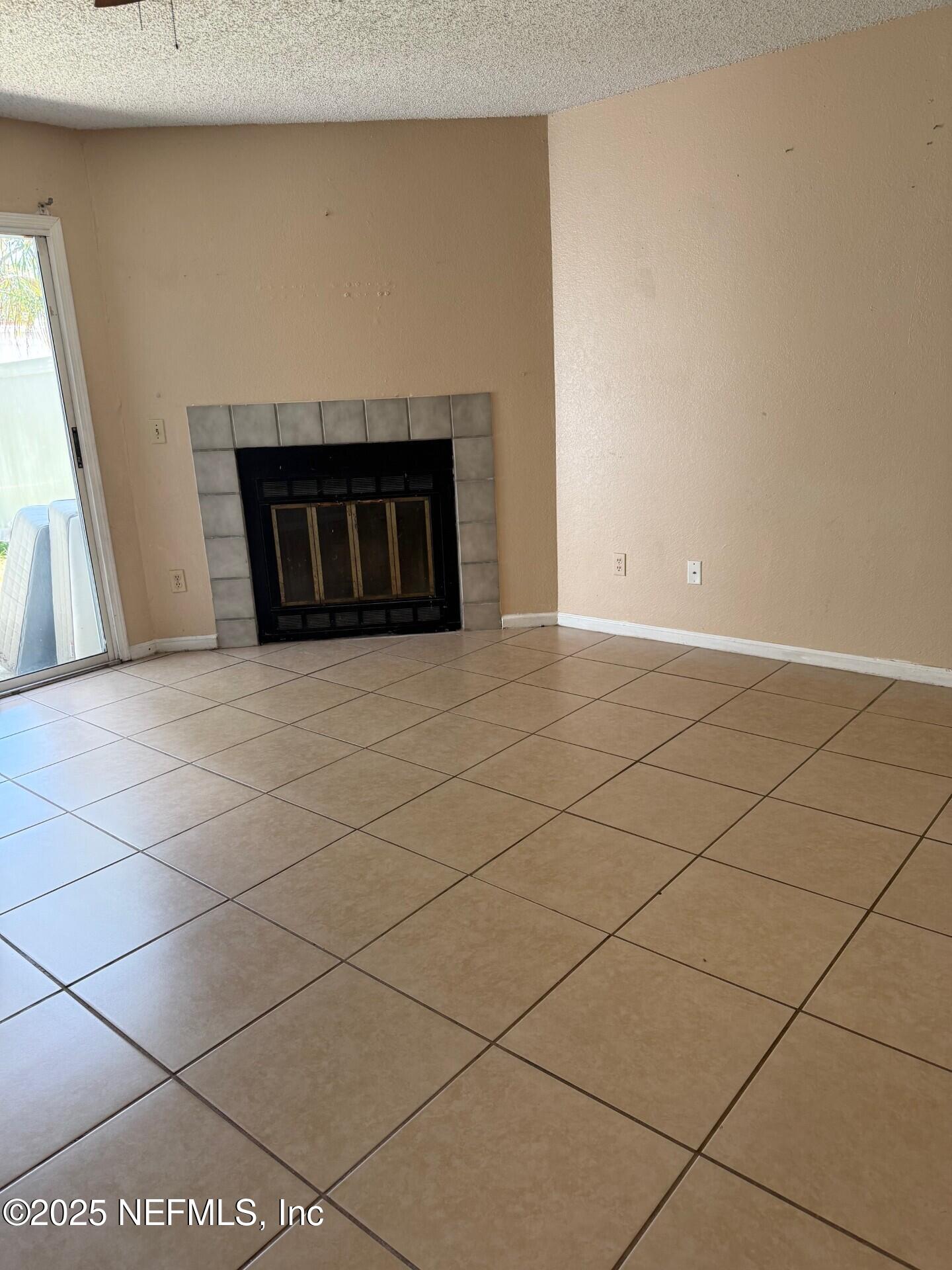 791 Assisi Lane, Unit 803 Jacksonville, FL 32233 - Photo 6 of 15 a room with a fireplace