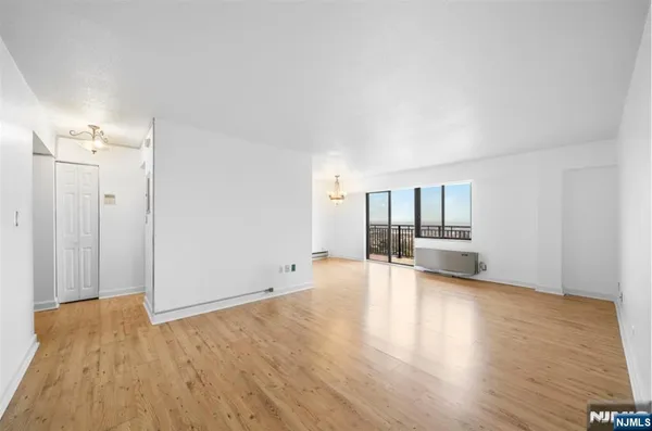 $392,000 | 233 12th Street, Unit 5E, Palisades Park, NJ 07650