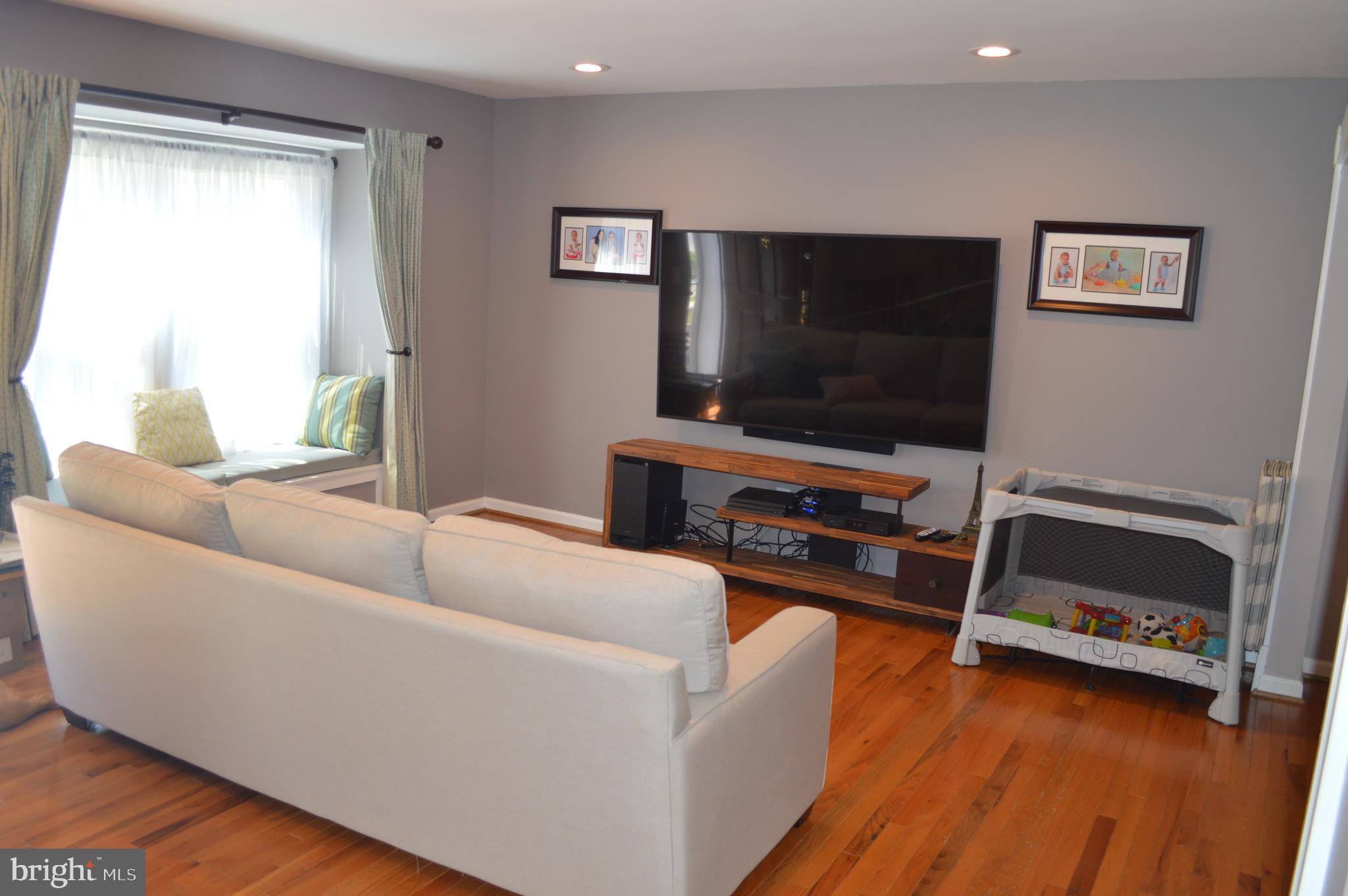 6223 Rathlin Drive Springfield, VA 22152 - Photo 5 of 25 Living Room