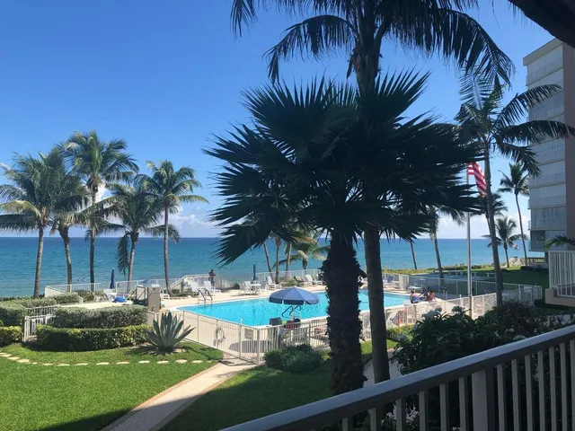 a view of a yard with a fountain