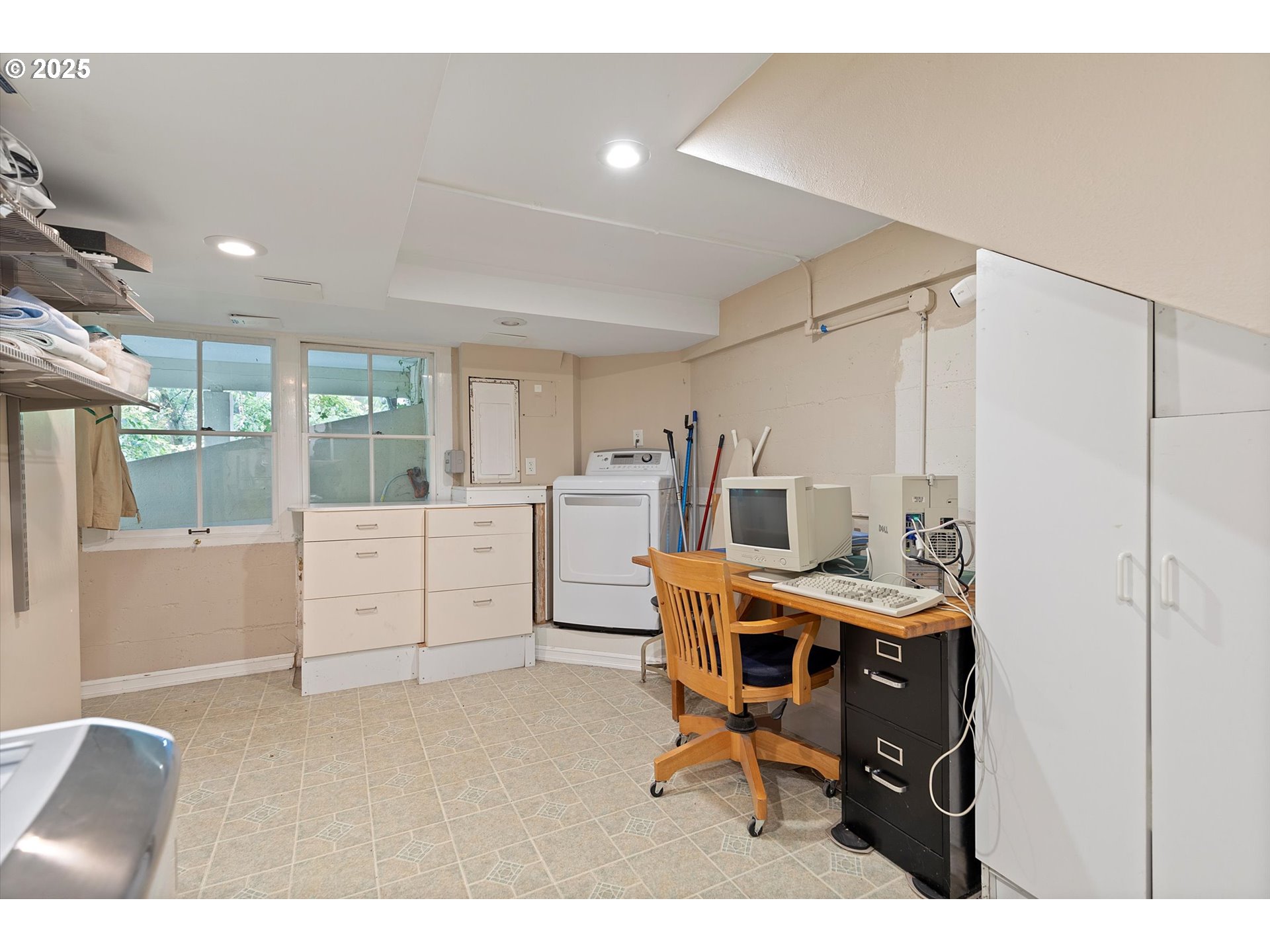 1757 Southwest Prospect Drive Portland, OR 97201 - Photo 35 of 48 a workspace with furniture