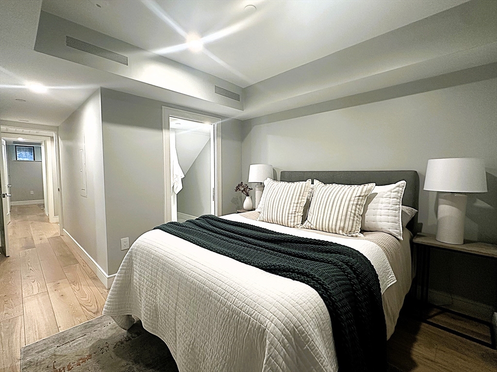 14 North Bennet Street, Unit 1 Boston, MA 02113 - Photo 16 of 20 a bedroom with a bed and a lamp
