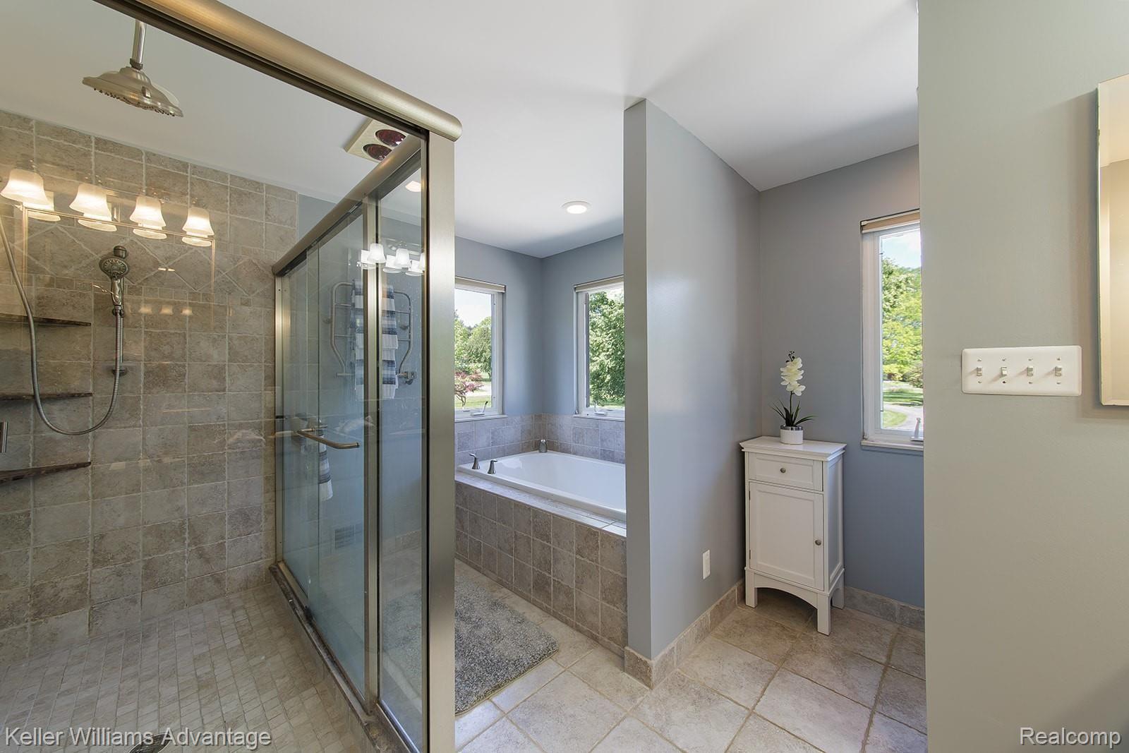 33365 Raphael Road Farmington, MI 48336 - Photo 25 of 56 Raphael_33365_MasterBathroom_01.jpg