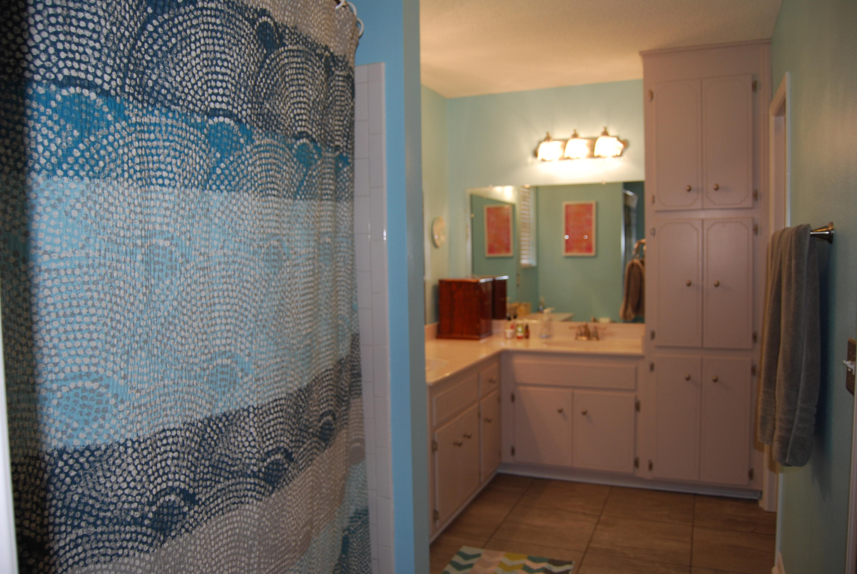 4455 Kingslynn Road Niceville, FL 32578 - Photo 18 of 36 a bathroom with a sink and a mirror