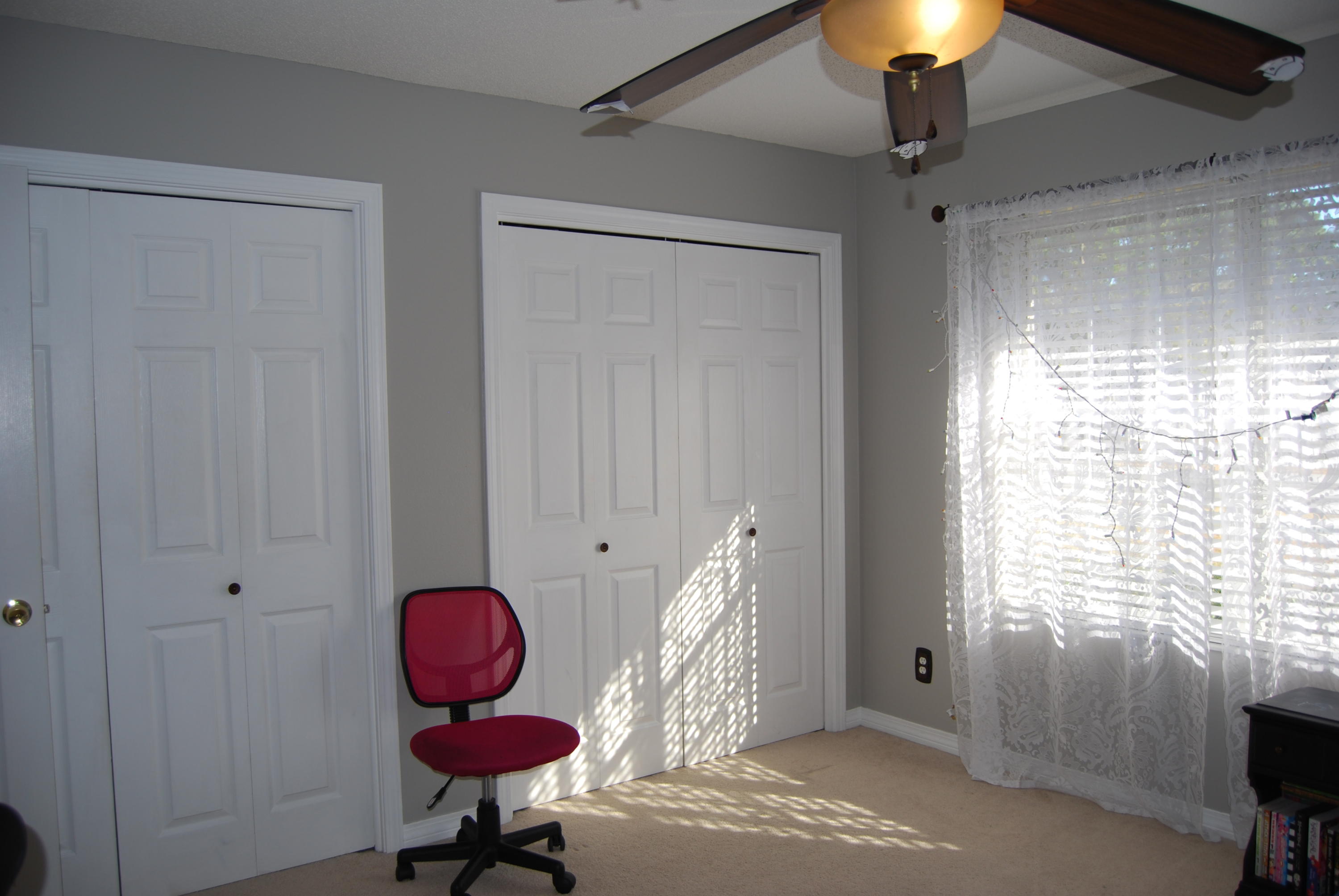 4455 Kingslynn Road Niceville, FL 32578 - Photo 23 of 36 a view of entryway with room and chandelier fan