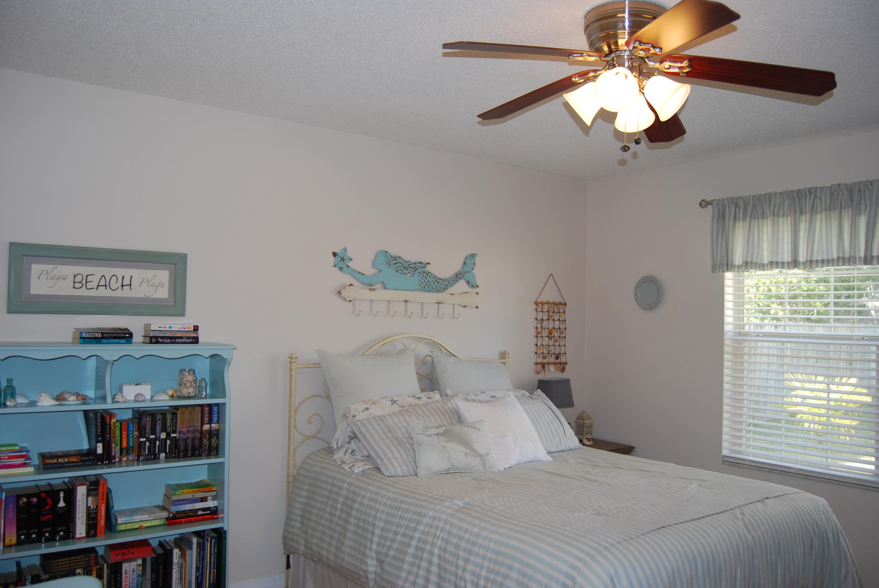 4455 Kingslynn Road Niceville, FL 32578 - Photo 27 of 36 a bedroom with a bed and a chandelier