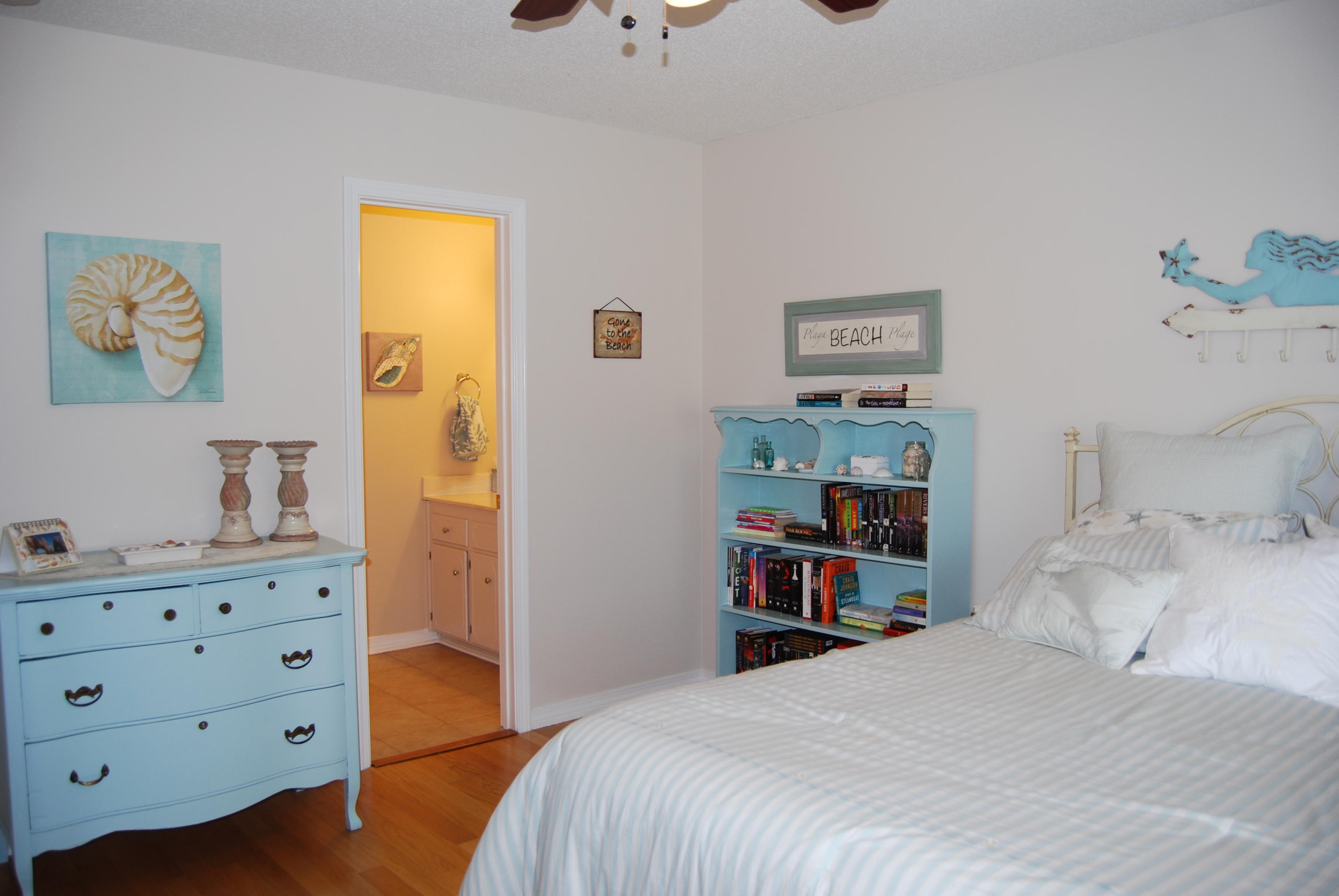 4455 Kingslynn Road Niceville, FL 32578 - Photo 28 of 36 a bedroom with a bed and a closet