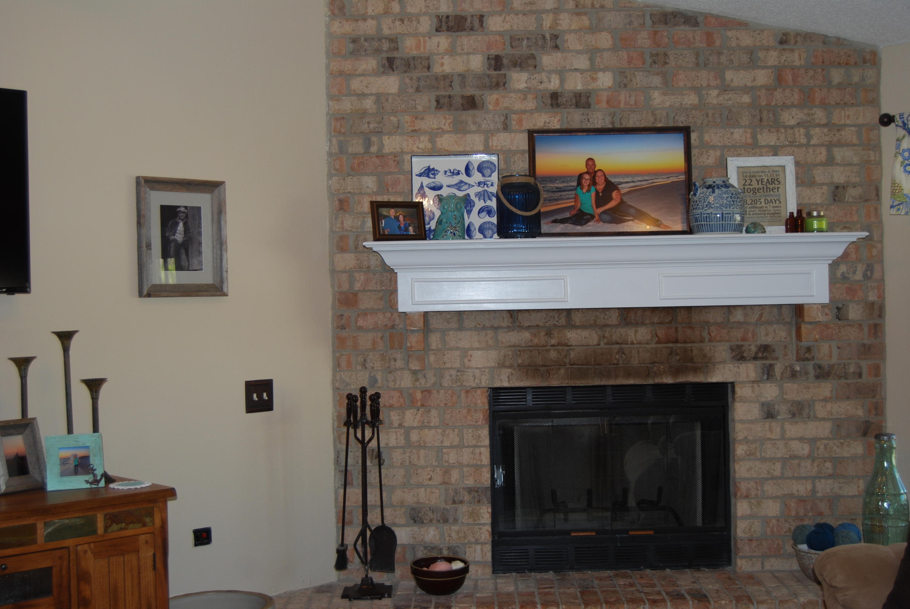 4455 Kingslynn Road Niceville, FL 32578 - Photo 4 of 36 a living room with furniture and a fireplace