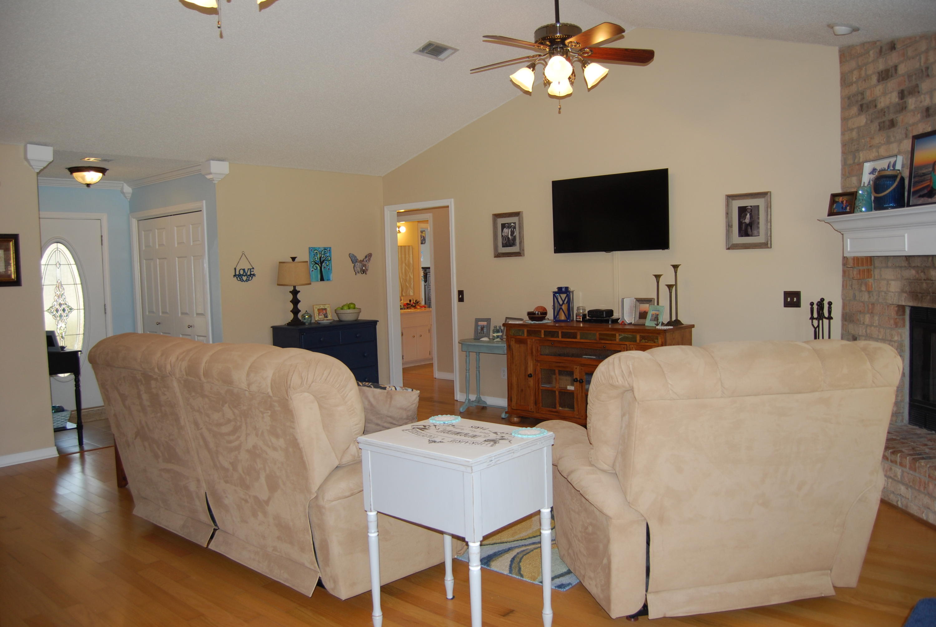 4455 Kingslynn Road Niceville, FL 32578 - Photo 5 of 36 a living room with furniture and a flat screen tv