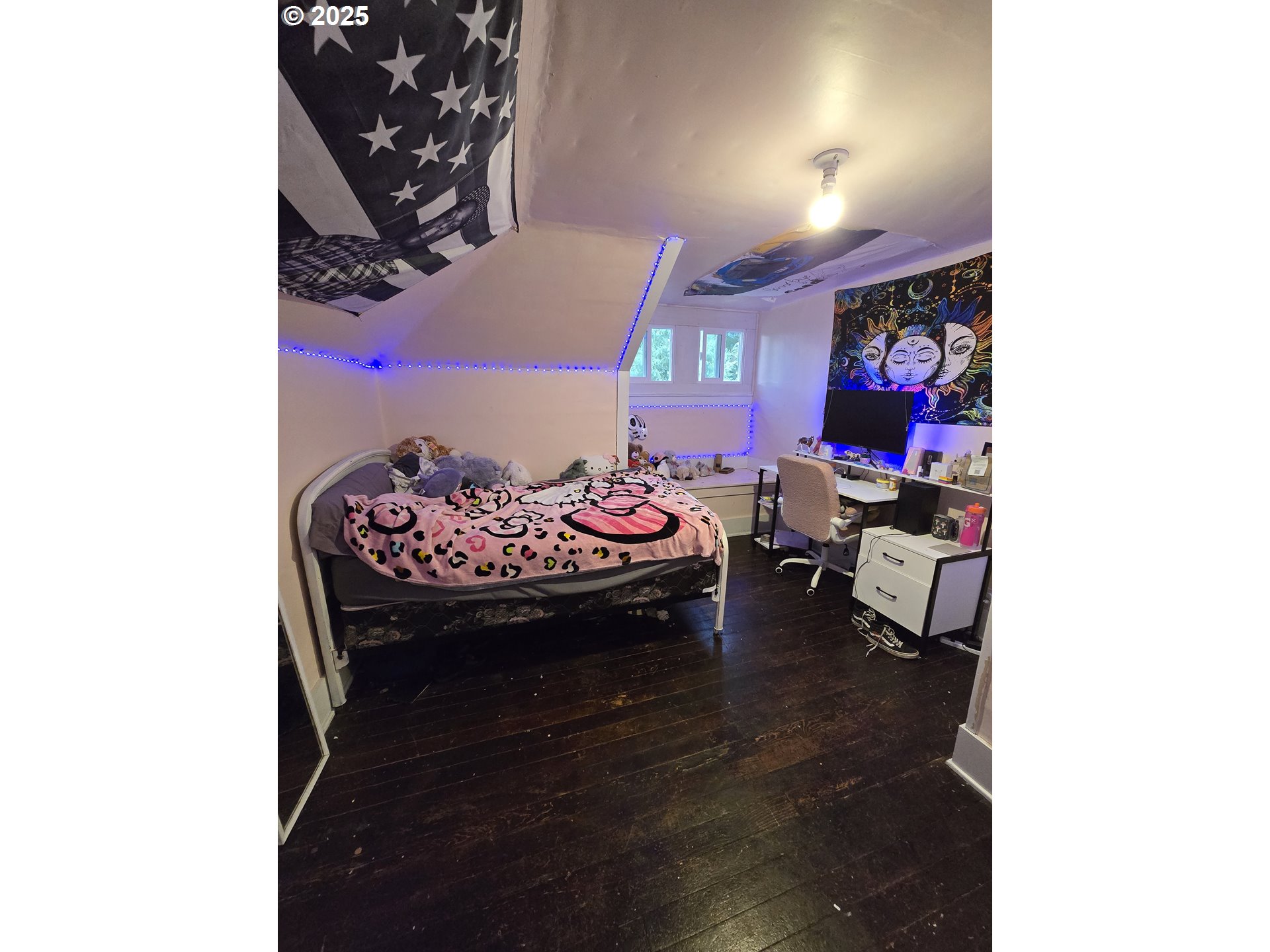 515 West Main Street Enterprise, OR 97828 - Photo 20 of 22 a living room with furniture and flowers